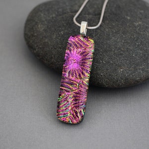 Collier à pendentif dichroïque rose vif pour femme - Bijoux dichroïques en verre fusionné - Bijoux uniques - Cadeau pour elle