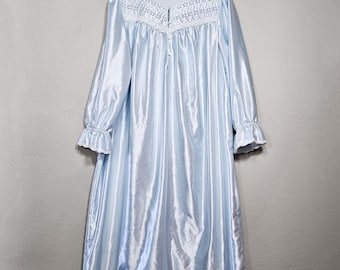 Altmodisches blaues Satinnachthemd 3X 4X - Fleece gefüttertes Nachthemd mit Ösenspitze