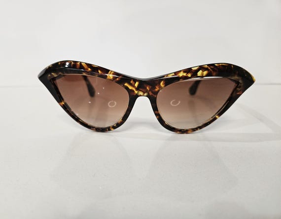Vue Dc Cat Eye Tortoiseshell Sunglasses – Hand Made in  display picture 3