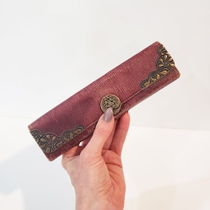 Viktorianische Lederclutch mit dekorativen Metallakzenten - Z&M 1800s Thin Clutch Burgundy Leather