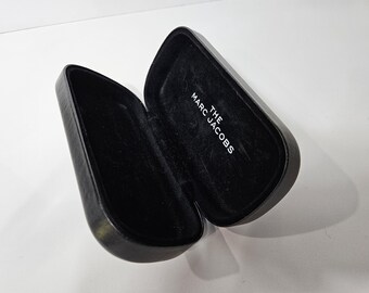 Marc Jacobs Black Hard Eyeglass Case – Designer Glasses Case  display picture 2