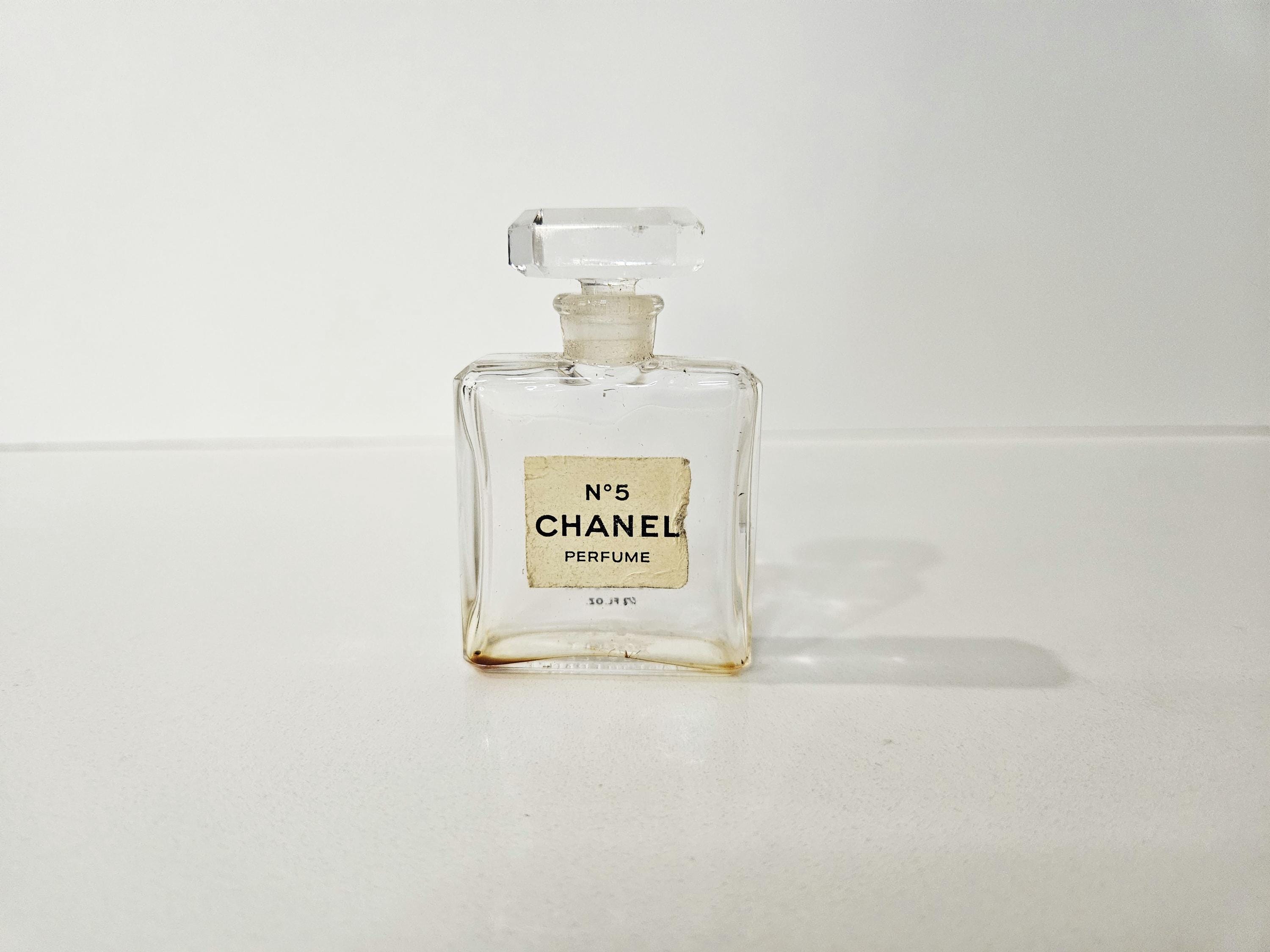 CHANEL シャネル　ヴィンテージ　香水ボトルプリントスカーフ　84x88 CHANEL シャネル ヴィンテージ 香水ボトルプリントスカーフ
