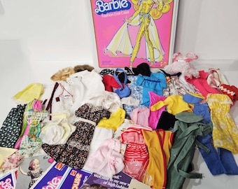 Étui pour poupées Barbie Golden Dream 1980 Mattel USA - Grand lot de tenues Barbie et Sindy - Robe de mariée, maillot de bain, lingerie, chapeaux, empiècements