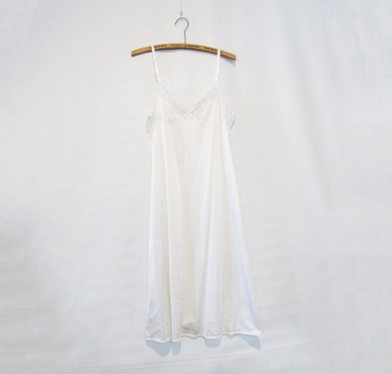 White Lace Slip Medium -  Nylon Slip - Beautiful … - image 1