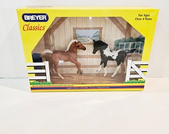 Breyer Classic Dark Palomino und Black Pinto Fohlen-Set Nr. 674 in Box