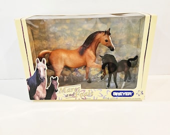 Ensemble de poulains Breyer Classic Family Arabian Red Roan Mare Dark Bay No 62003 dans la boîte