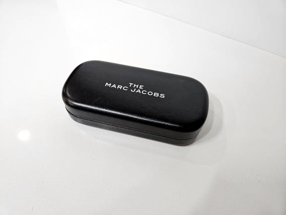 Marc Jacobs Black Hard Eyeglass Case – Designer Glasses Case  display picture 3