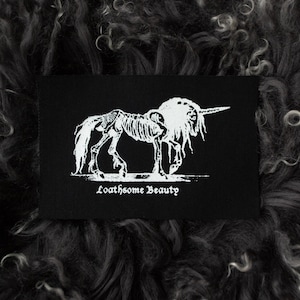 BELLEZA REPUGNANTE // Parche de unicornio esquelético