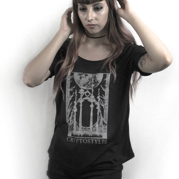 CATEDRAL DEL BOSQUE // Camisa holgada con arte oscuro para mujer