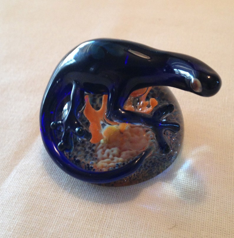 Blue glass lizard on small paperweight image 1