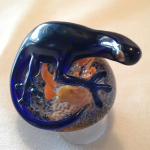 Blue glass lizard on small paperweight image 2