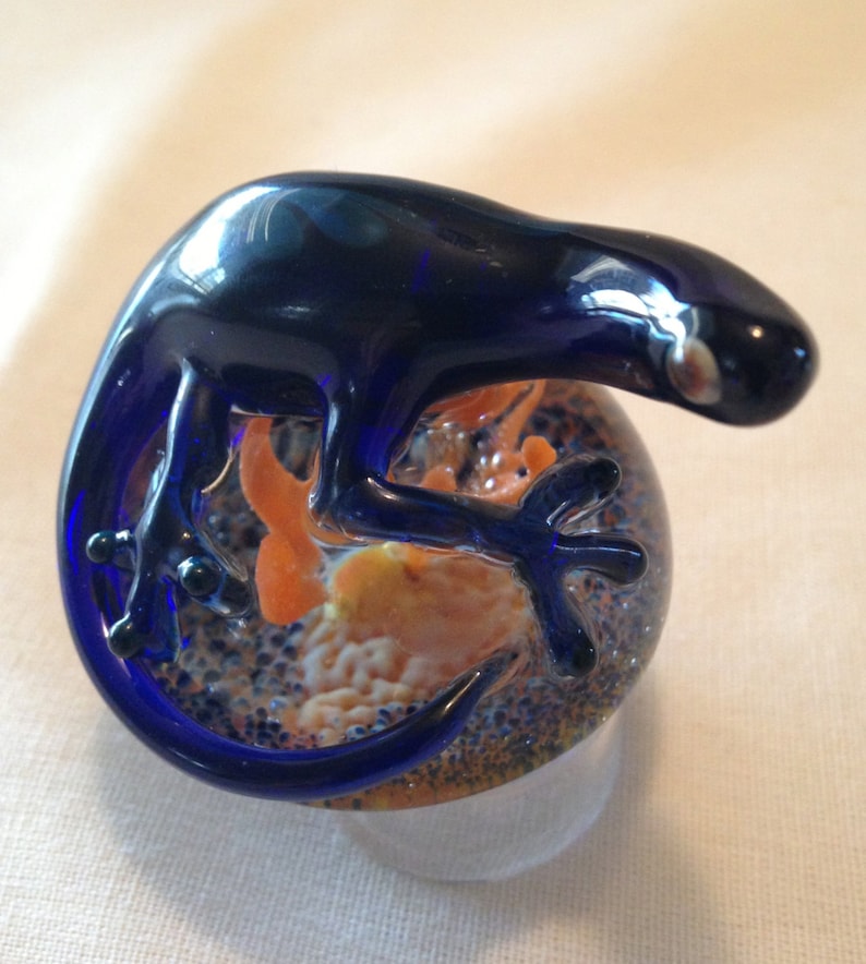 Blue glass lizard on small paperweight image 2