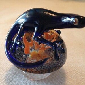 Blue glass lizard on small paperweight image 4