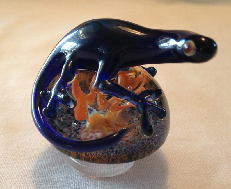 Blue glass lizard on small paperweight image 4