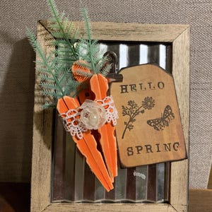 Zanahoria de primavera, placa de Pascua para colocar en el estante
