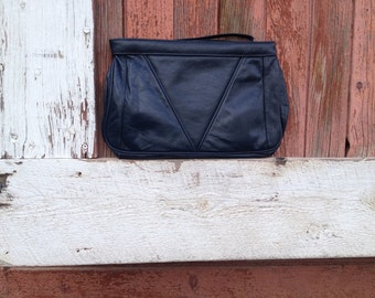 Dunkelblaue Clutch