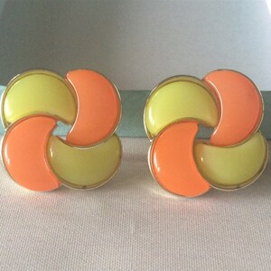 Lisner moon glow flower Clip on earrings Gold tone metal