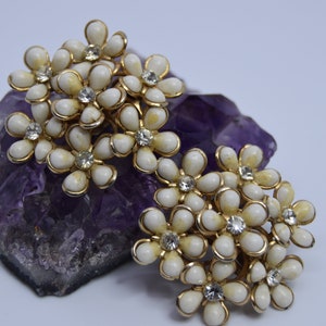 Vintage Polished gold tone White plastic Clear rhinestones Flowers clip on