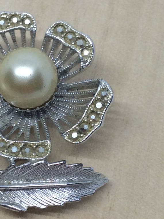 Vintage Sarah Coventry Flower brooch Faux pearl S… - image 7
