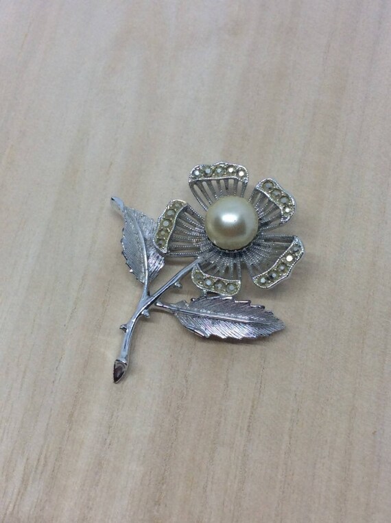 Vintage Sarah Coventry Flower brooch Faux pearl S… - image 2