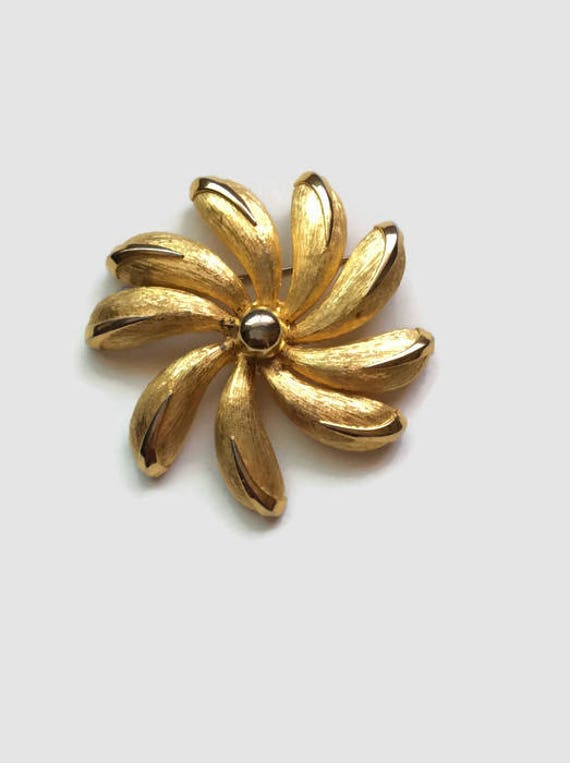 Kramer flower brooch Gold tone Daisy brooch