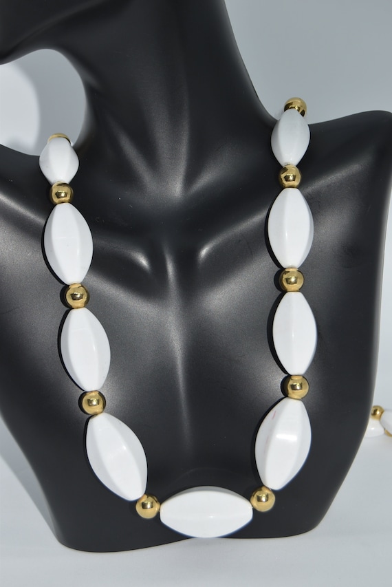 Vintage Napier White beads necklace Gold tone bead