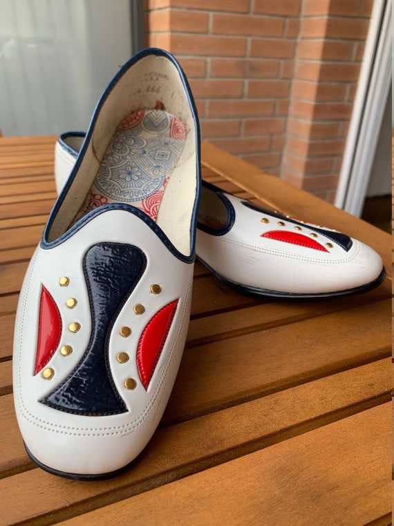 vintage 1960 mod pump white red and blue shoes