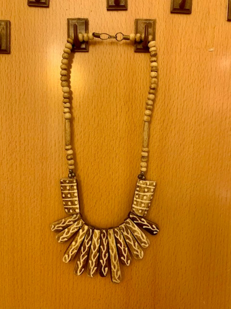 vintage 50s wood or coconut necklace.