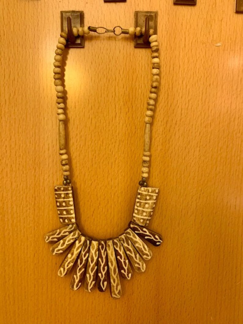 vintage 50s wood or coconut necklace.