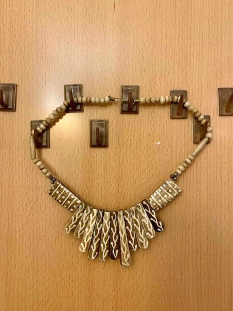 vintage 50s wood or coconut necklace.