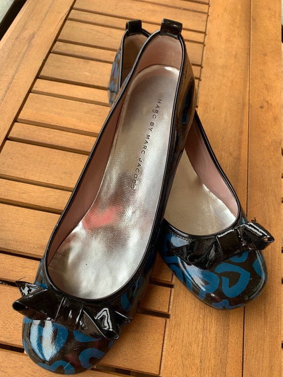 60s style black and blue hearted pump shoes ( mod