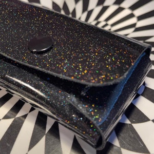 Cartera minimalista de cuero cosida a mano con diseño tropical y tarjetero con cierre a presión. Personaliza impresiones únicas en abundancia para Halloween
