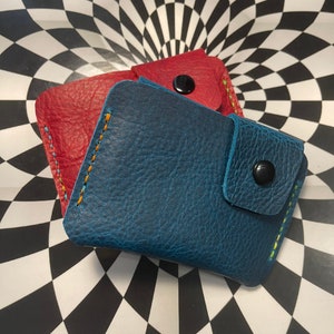 ¡Dos broches y una cartera de cuero de bisonte búfalo Twist! ¡Cartera de arco iris de mármol verde cosida a mano!
