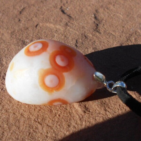 Pendentif GOBI DESERT AGATE*Mongolie*sur cordon en cuir suédé de 61 cm* Eye Agate*31 mm X 22 X 18*17,7 grammes*,62 once