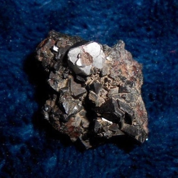 Octahedral MAGNETITE CRYSTALS*Iron Mt, UTAH*Magnetic*24.6 grams or .87 ounce*34 mm X 22 X 22*For Manifestation, Meditation & Healing