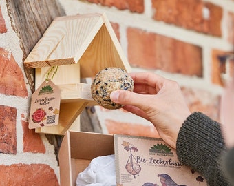 Die Stadtgärtner "Leckerbissenhalter inkl. 4 BIO-Leckerbissen" I Meisenknödelhalter I Futterknödelhalter aus Holz | Vogelfutterhaus