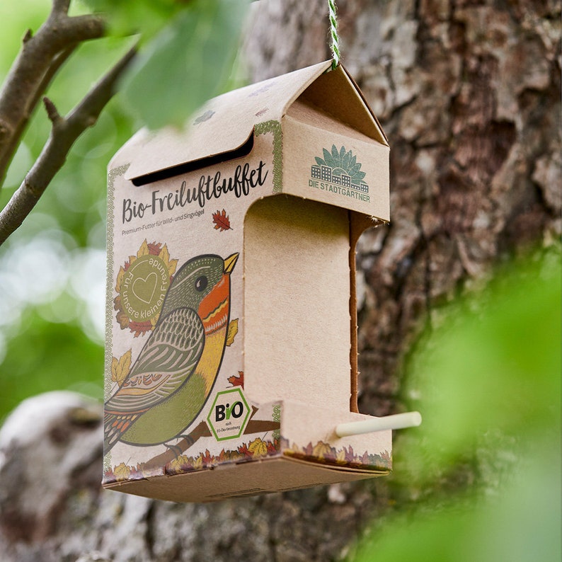 Die Stadtgärtner Freiluftbuffet BIO für Vögel I Wetterfestes Vogelfutterhaus zum Aufhängen aus Naturkarton & 200g hochwertigem BIO Futter Bild 1