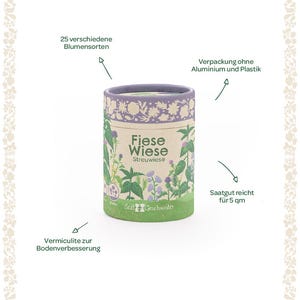 Puede incluir: Un paquete de semillas cil&iacute;ndrico con el texto "Fiese Wiese Streuwiese" en verde y blanco. El paquete est&aacute; decorado con ilustraciones florales y el texto "25 verschiedene Blumensorten". El paquete est&aacute; dise&ntilde;ado para 5 metros cuadrados.