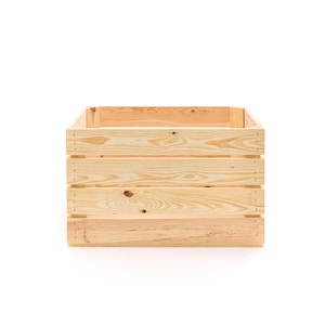 Helle Holzkiste für den Garten