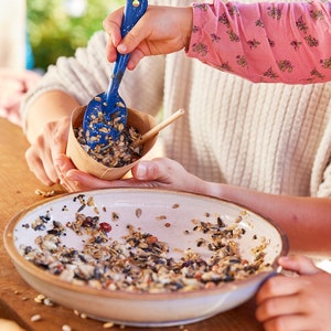 Die Stadtgärtner Futterglocken-Bausatz I Meisenknödel selber machen I Ein DIY für die ganze Familie I Basteln mit Kindern afbeelding 4