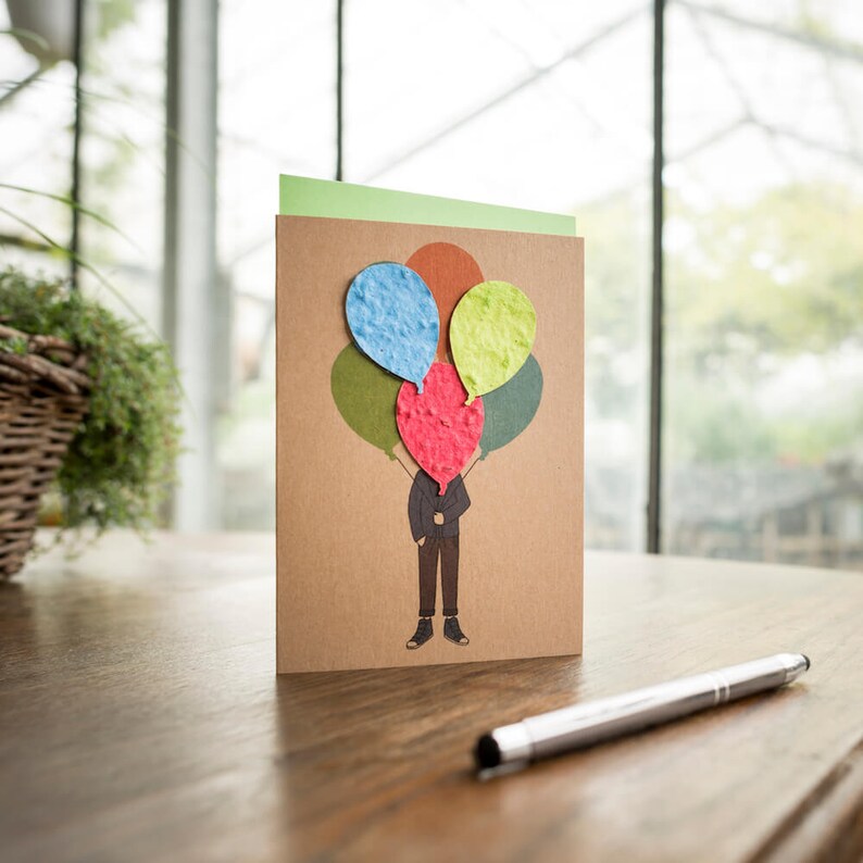 Geburtstagskarte I Mann mit Luftballon I Grußkarte mit handgeschöpftem Blumen-Saatpapier Bild 1