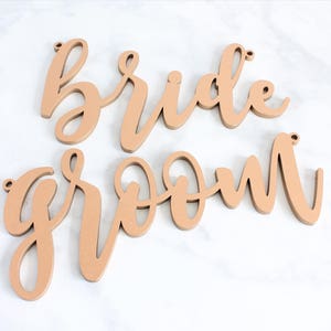 Bride and Groom Chair Signs, Wood Calligraphy Bride and Groom Chair Signs, Sweetheart Chair Signs, Laser Cut Wedding Signs afbeelding 2