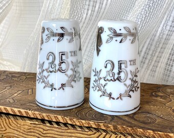 California Fine Enterprises Kitschy Cute 50s Fall Kitchen Decor Vintage 1957 USA Pottery Squirrel /& Acorns Salt Pepper Shaker Set