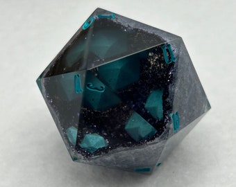 Aqua Crystal Cave - Dadi con bordi affilati D20 Chonk Geode da 45 mm