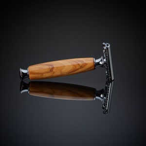 Safety Razor in Sustainable Olive Wood image 2