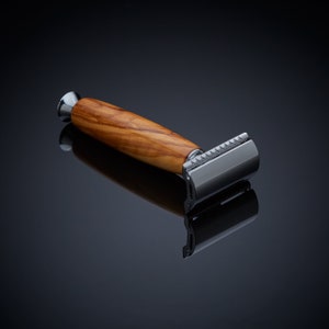 Safety Razor in Sustainable Olive Wood image 3