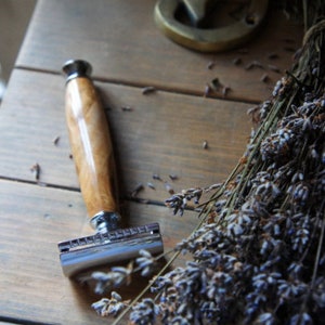 Safety Razor in Sustainable Olive Wood image 5