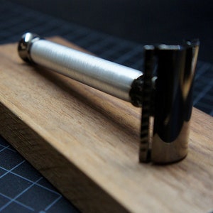 Double Edge Safety Razor Made From Brushed Aluminum