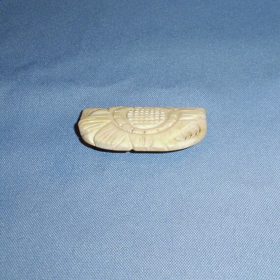 1920's Carved Pierced Cream Bakelite Brooch - image 3