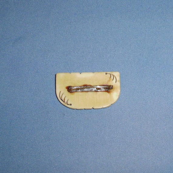1920's Carved Pierced Cream Bakelite Brooch - image 2